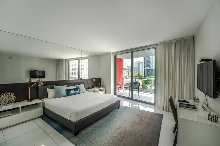 Luxury 3BR Waterfront w/ Kitchen gallery image 2