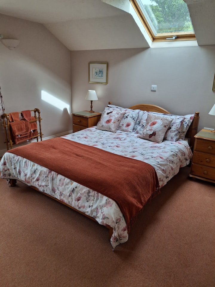Quarto no andar de cima com cama king size.