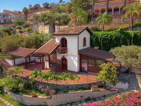Sea villa near Taormina. 2 bedrooms, bathrooms. Lux.