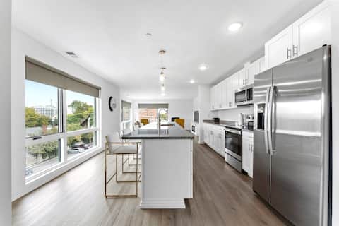 Loft, Open Concept, Balcony 2 Bed, Pool Gym, Wifi