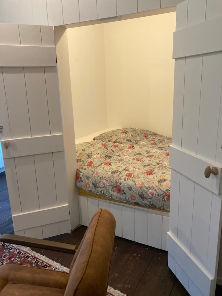 Kuna uwezekano wa kuongeza kitanda kimoja kwenye airbnb , basi ni sebuleni, tafadhali weka nafasi hii mapema!