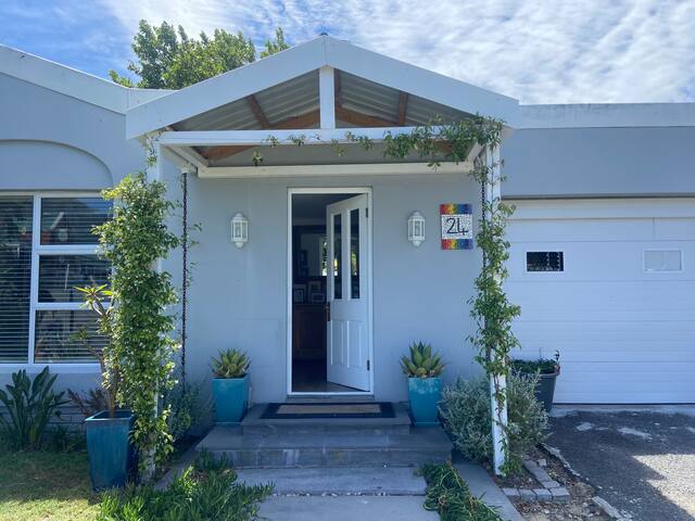 Family home with mountain views gallery image 4