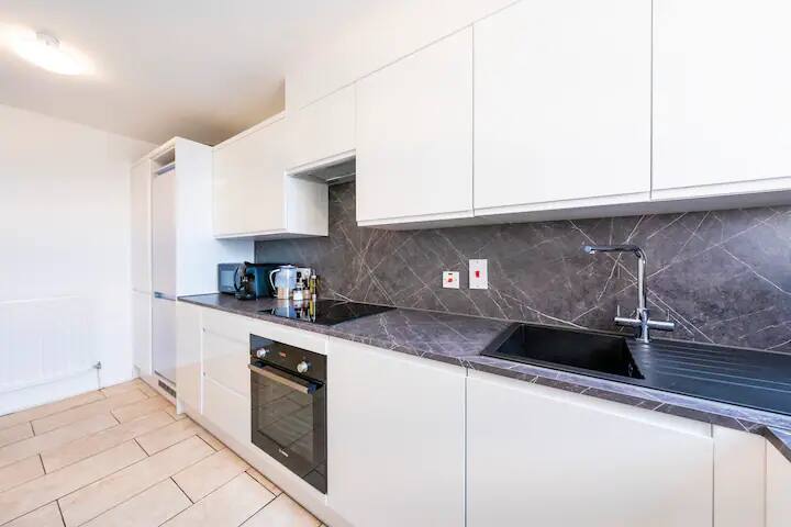 The Queensborough 3 Bed Apartment by Hyde Park gallery image 2