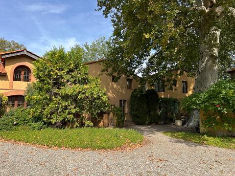 2 houses 12 people, ideal for groups and families.