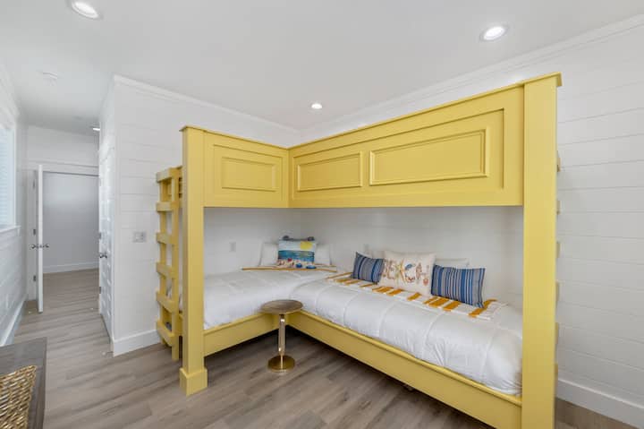 غرفة النوم 1 الصورة 1: سريران مزدوجان بطابقين مع حمام خاص (تتسع لـ 4 أشخاص)