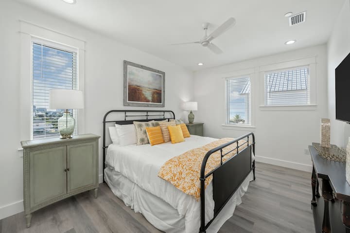 غرفة النوم 7 الصورة 1: سرير كينج مع حمام خاص (تتسع لنوم شخصين)