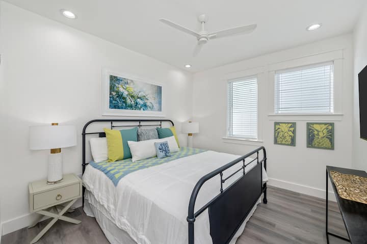 غرفة النوم 2 الصورة 1: سرير كينج مع حمام خاص (تتسع لنوم شخصين)