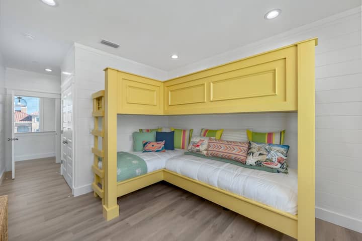 غرفة النوم 5 الصورة 1: سريران مزدوجان بطابقين مع حمام خاص (تتسع لـ 4 أشخاص)