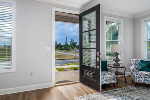 Popular Airbnb listing: CC10 - Luxury Meets Convenience in Tuscaloosa