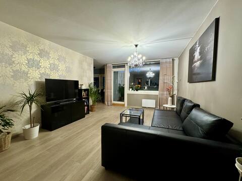 Modern Central 90 sqm Apartment  free parking