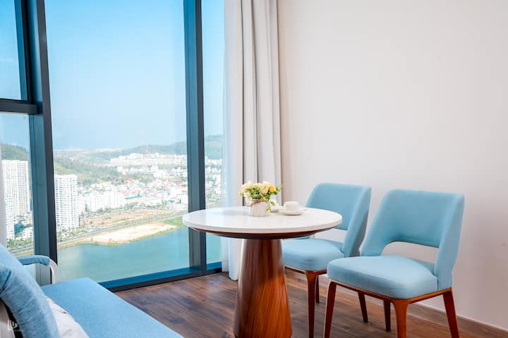 Modern Beachfront Suite | King Bed, Pool & Tub - Tỉnh Quảng Ninh