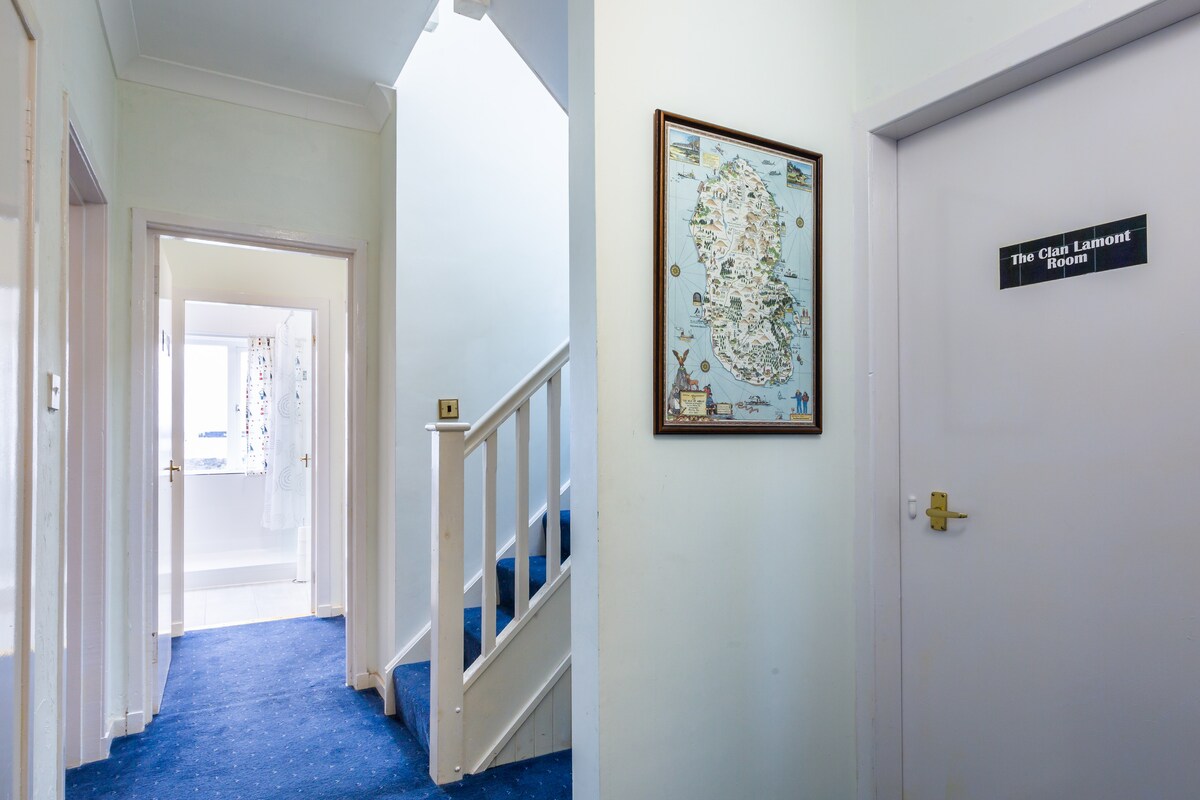 The Clan Lamont room  and stair to MacGregor room