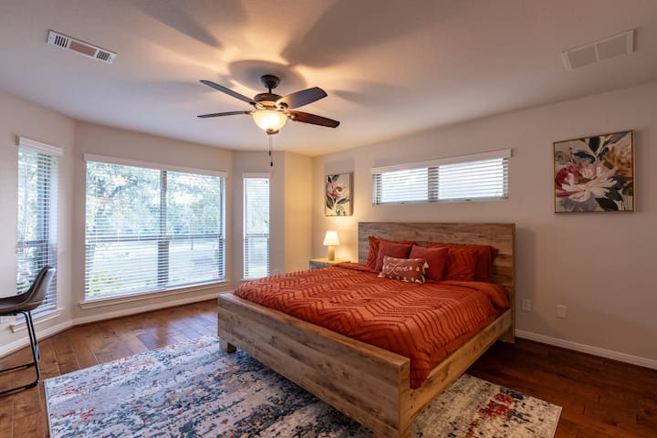 استيقظ على إطلالات هادئة على البحيرة في هذا الملاذ المريح في غرفة النوم. جناح رئيسي بإطلالة على بحيرة بقيمة مليون دولار. استيقظ على إطلالات بانورامية على المياه، والإضاءة الطبيعية.