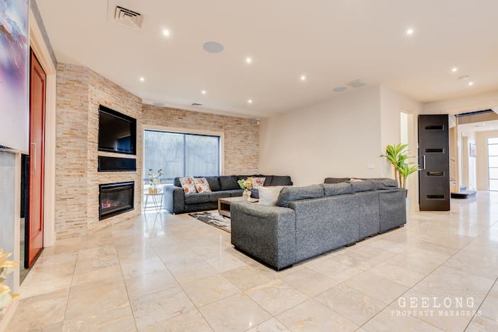 Close to Epworth & Deakin