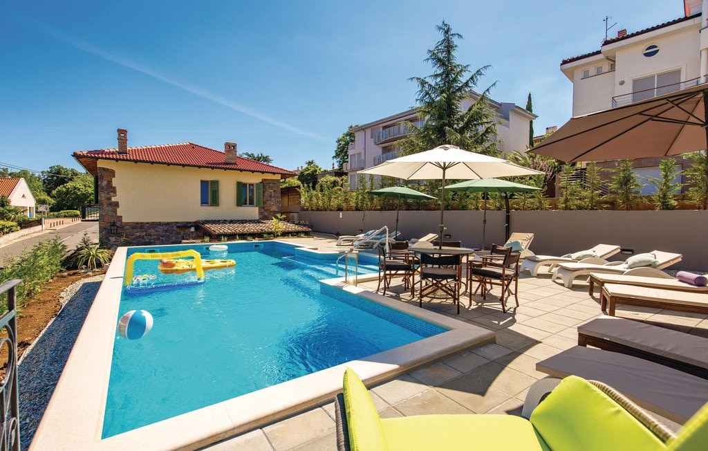 Vila Okra · Villa with pool,view. near beach