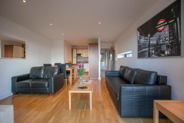 City Centre Spacious 2 Bed Family Apt with balcony