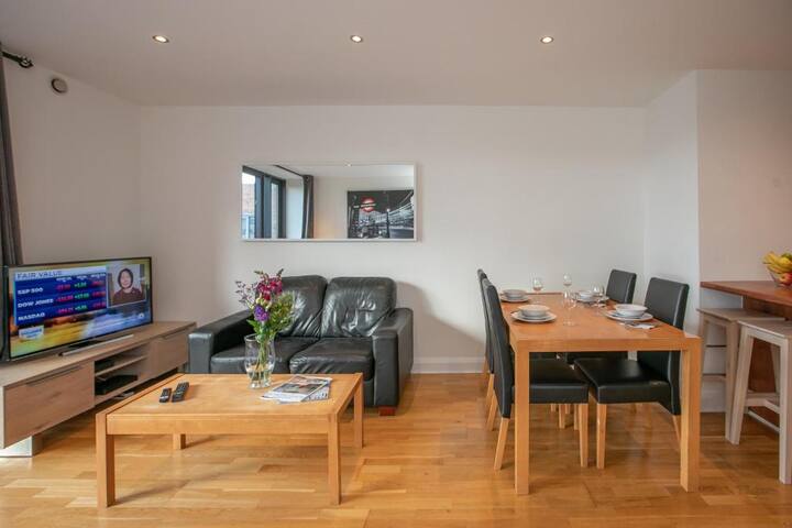 City Centre Spacious 2 Bed Family Apt with balcony gallery image 4