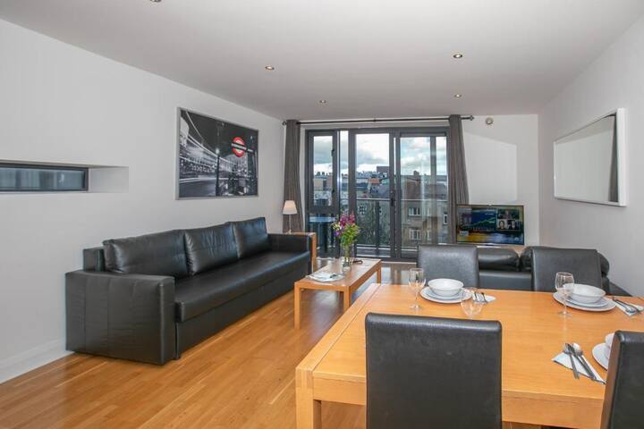 City Centre Spacious 2 Bed Family Apt with balcony gallery image 3