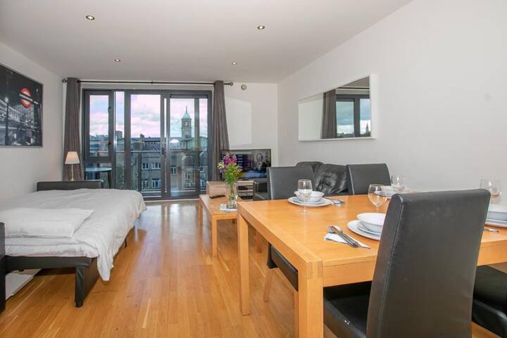 City Centre Spacious 2 Bed Family Apt with balcony gallery image 5