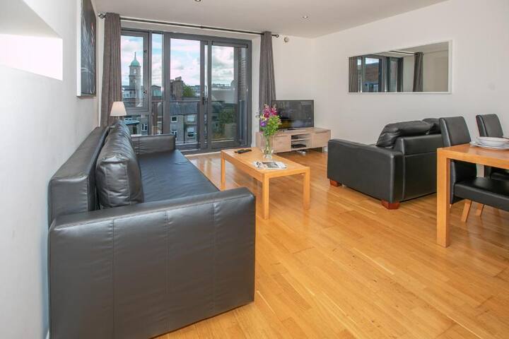 City Centre Spacious 2 Bed Family Apt with balcony gallery image 2