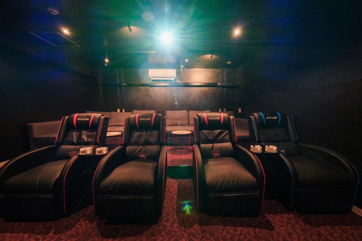 Autentická divadelná miestnosť v suteréne s karaoke
Teraz sa ležadlo a podlaha menia.