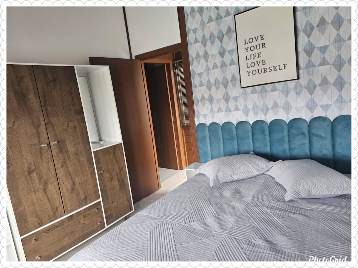 Pareja de Qarto con el condado de Air