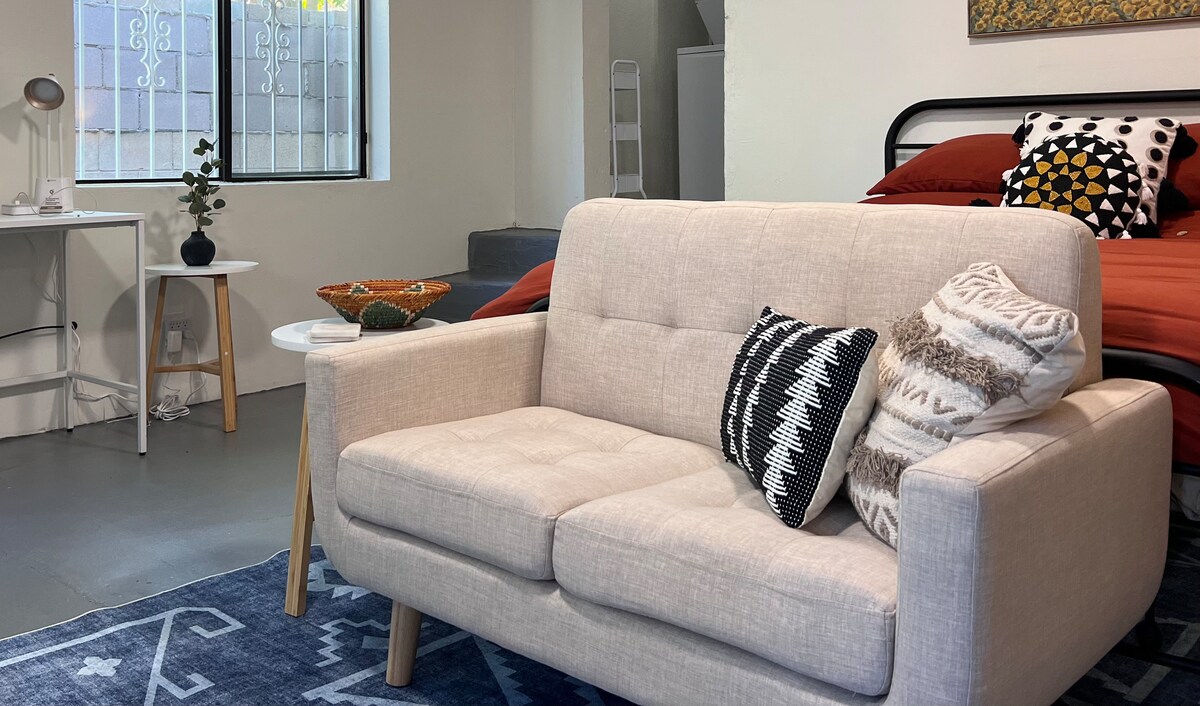 Удобен диван и бюро за работа с компютър.