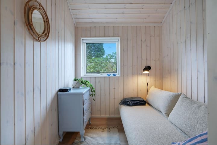 Soba s kaučem na razvlačenje. Kad se pojavi kauč na razvlačenje, temperatura je 140 x 200. Sofa je vrlo jednostavna za nošenje