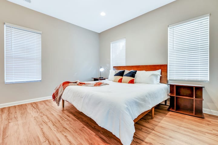 Hlavná spálňa má manželskú posteľ veľkosti King