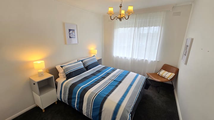 Главна спална соба со брачен кревет (широк 150