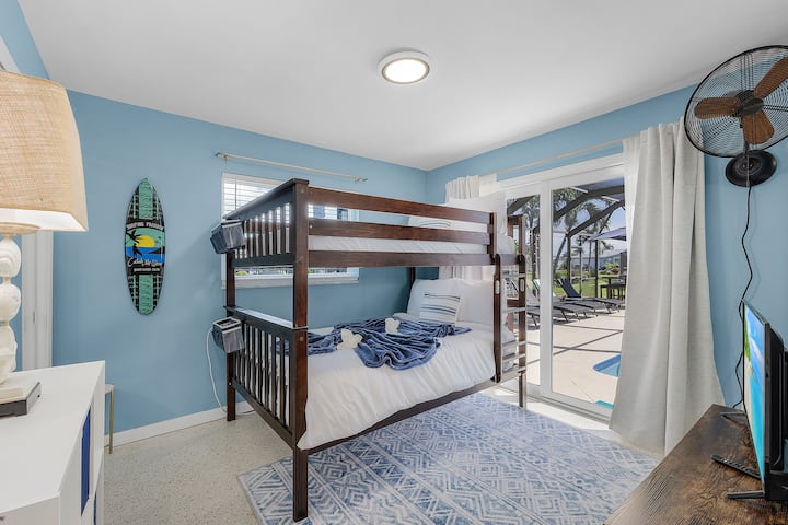 חדר שינה לאורחים עם מיטות קומתיים בגודל מלא