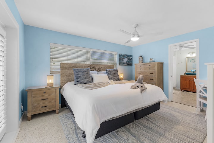 חדר השינה הראשי שלכם - מיטת קינג עם חדר רחצה צמוד