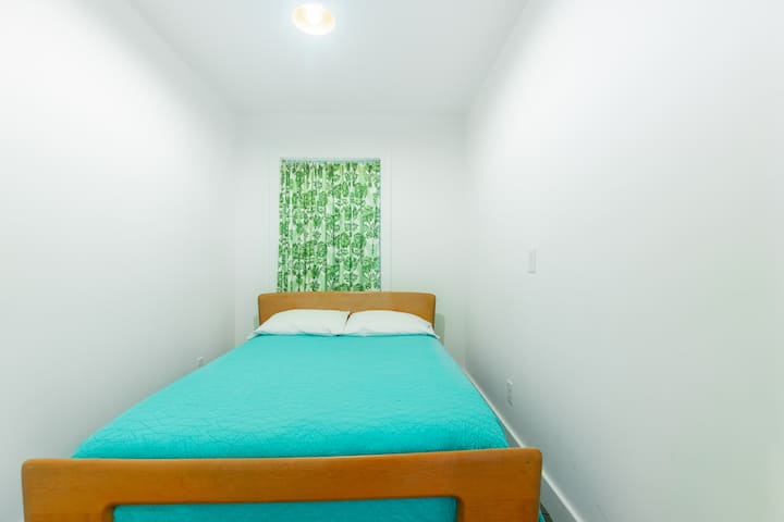 Tretia spálňa s manželskou posteľou. **Táto izba je o niečo útulnejšia ako ostatné dve, ideálna na pohodlný spánok :) **