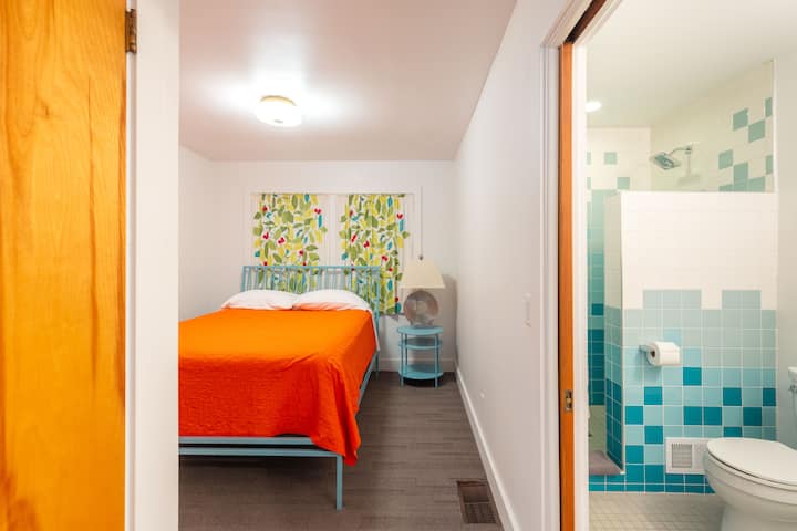 Druhá spálňa s manželskou posteľou veľkosti Queen.