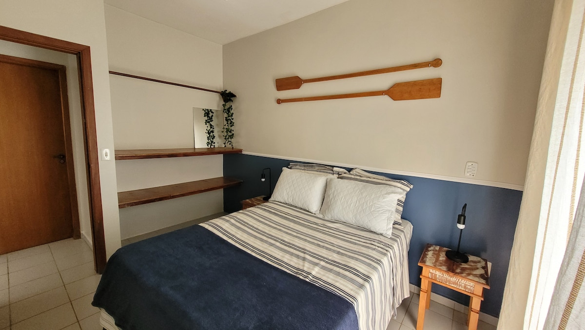 Spálňa s manželskou posteľou s balkónom a klimatizáciou. Nechávame vám hojdaciu sieť, ktorú si môžete položiť na balkón :)

Posteľná bielizeň sa poskytuje podľa počtu hostí, to znamená, že v prípade prenájmu 1 páru je pripravená len manželská posteľ.