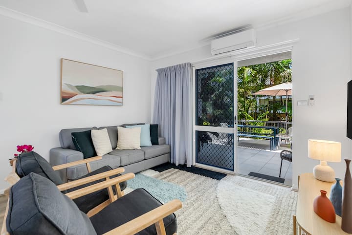 Სინათლით სავსე მისაღებ სივრცეში არის დივანი და ორი სავარძელი ფილმით დასაბინავებლად, ხოლო შუშის კარები პატიოსკენ უპრობლემოდ გადის. 