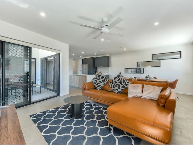 New Spacious Top Floor Good View 3BD,EV friendly