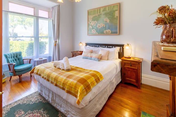 Dhomë gjumi e bollshme me krevat dopio "queen", batanije dhe jastëkë të rehatshëm dhe kolltuk në Chesterfield