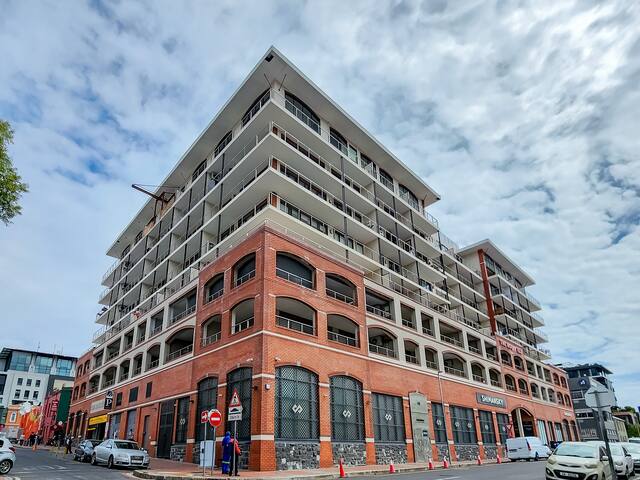 Stylish 2-Bed in DeWaterkant gallery image 3