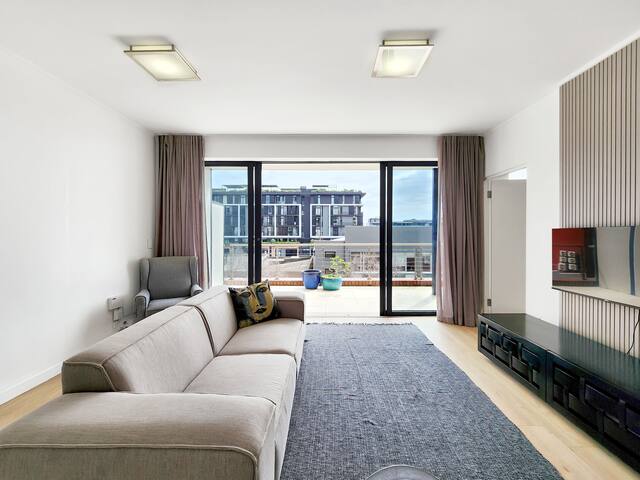 Stylish 2-Bed in DeWaterkant gallery image 2