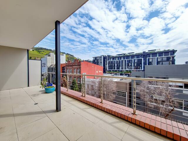 Stylish 2-Bed in DeWaterkant gallery image 5