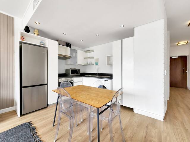 Stylish 2-Bed in DeWaterkant gallery image 4