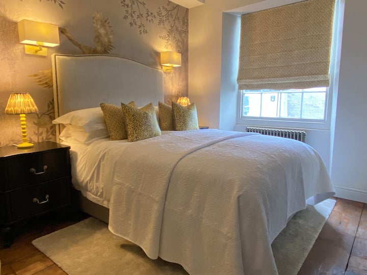 Dormitorio de invitados 2 en Foxley Green, con cama tamaño king.