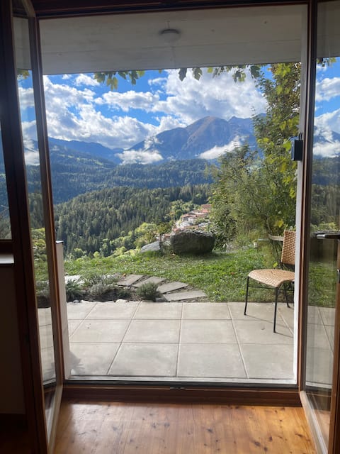 Cozy & private home, amazing views, free parking