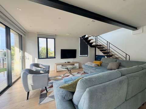 Biveyes - Contemporary House with Pool