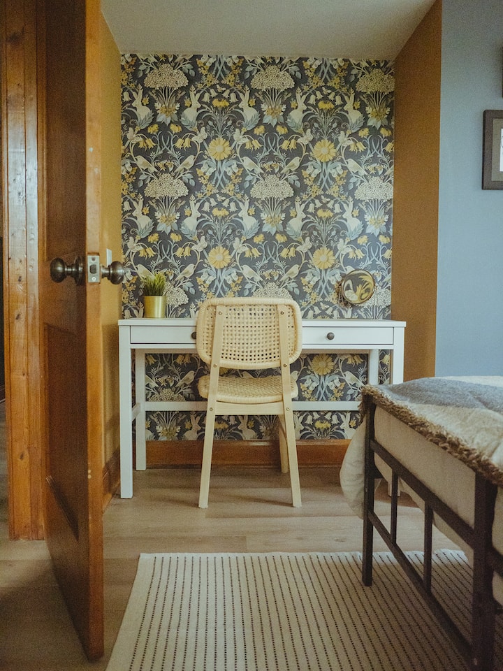 CHUMBA CHA 6 CHA KULALA: Chumba cha kulala cha malkia cha ghorofa ya 2 kilicho na dawati na kiti na feni ya dari inayodhibitiwa kwa mbali.