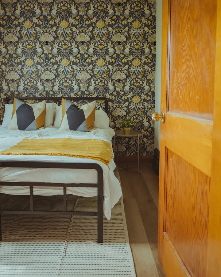 CHUMBA CHA 7 CHA KULALA: Chumba cha kulala cha malkia cha ghorofa ya 2 kilicho na kabati na feni ya dari inayodhibitiwa kwa mbali