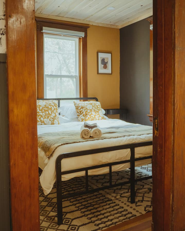 CHUMBA CHA 2 CHA KULALA: Ghorofa kuu, chumba cha kulala cha malkia.