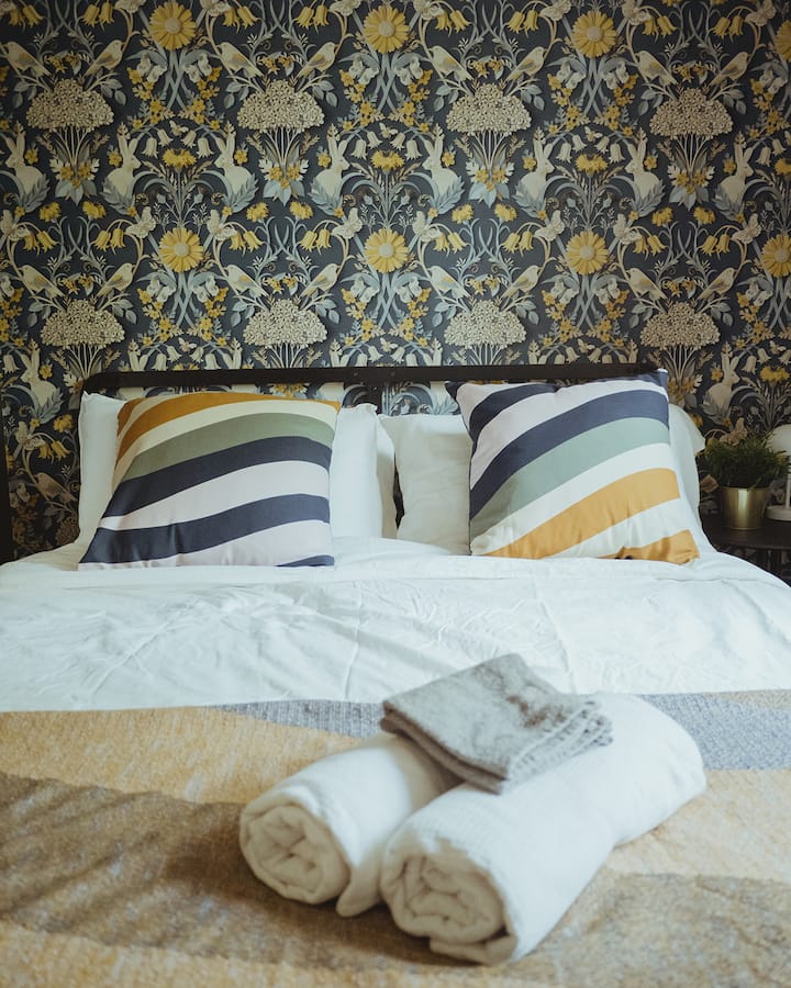 CHUMBA CHA 4 CHA KULALA: Ghorofa ya 2, chumba cha kulala cha malkia kilicho na feni ya dari inayodhibitiwa kwa mbali