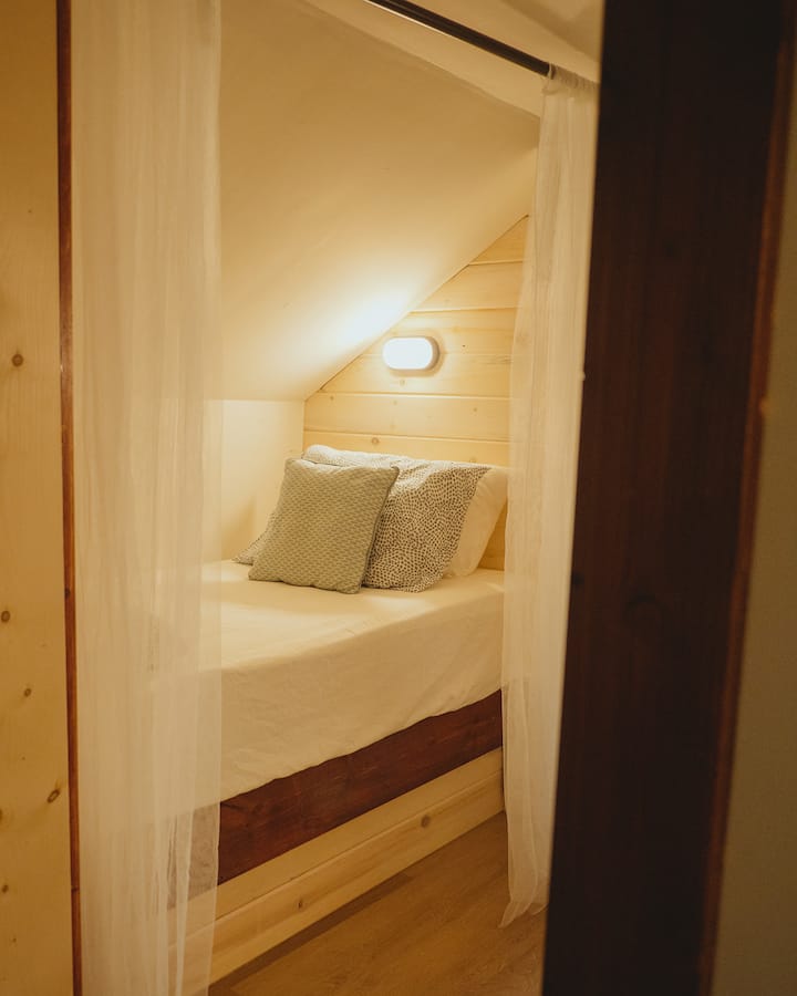 CHUMBA CHA 8 CHA kulala: Chumba cha kulala cha ghorofa ya 3 chenye "vibanda" 4 vya kitanda kimoja, kila kimoja kikiwa na taa na kituo cha kuchaji.